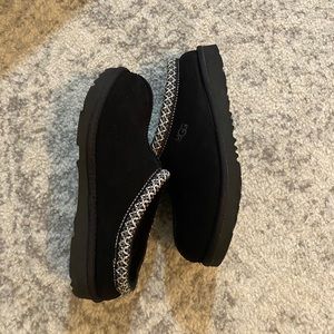 UGGs Slippers/ New New New